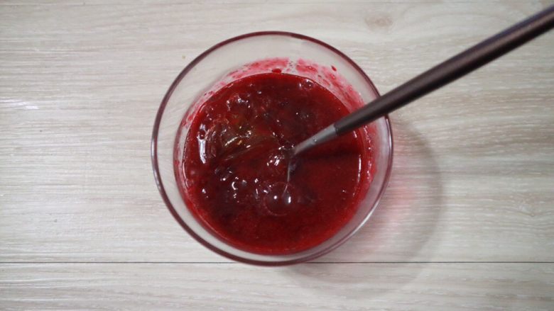 覆盆子生乳酪蛋糕,接着加入吉利丁片,搅拌至吉利丁片融化