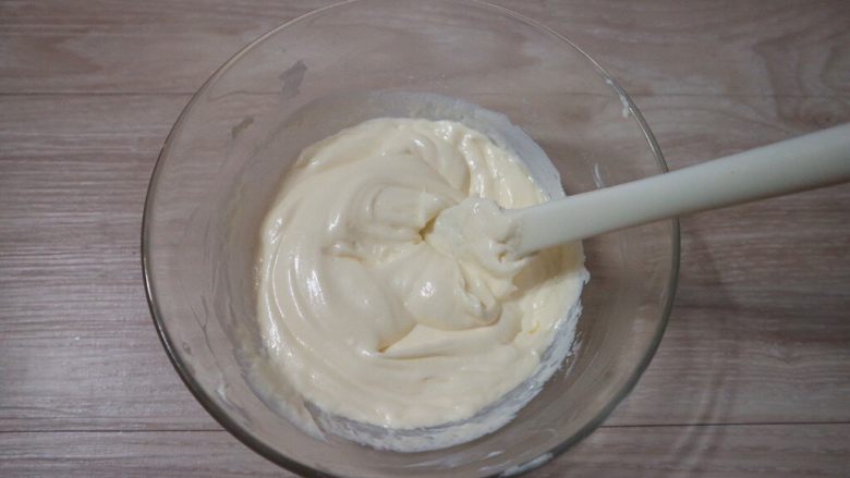 覆盆子生乳酪蛋糕,混合均匀,放置一旁备用