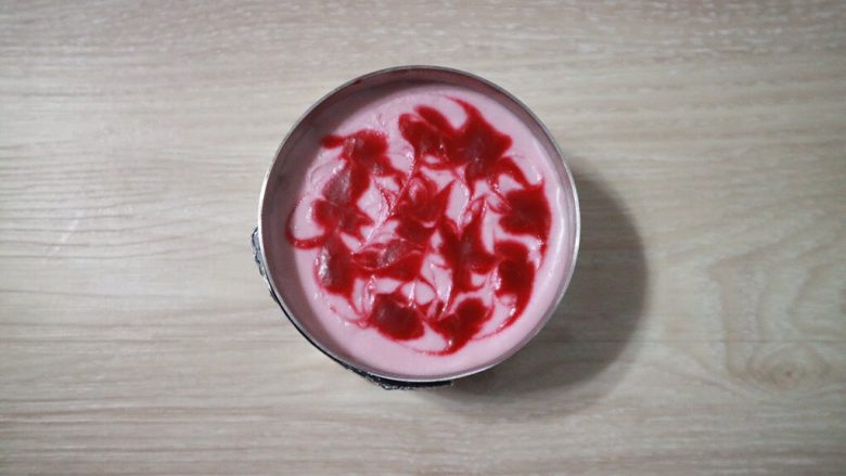 覆盆子生乳酪蛋糕,表面可以根据自己的喜好,用覆盆子果茸画出花纹