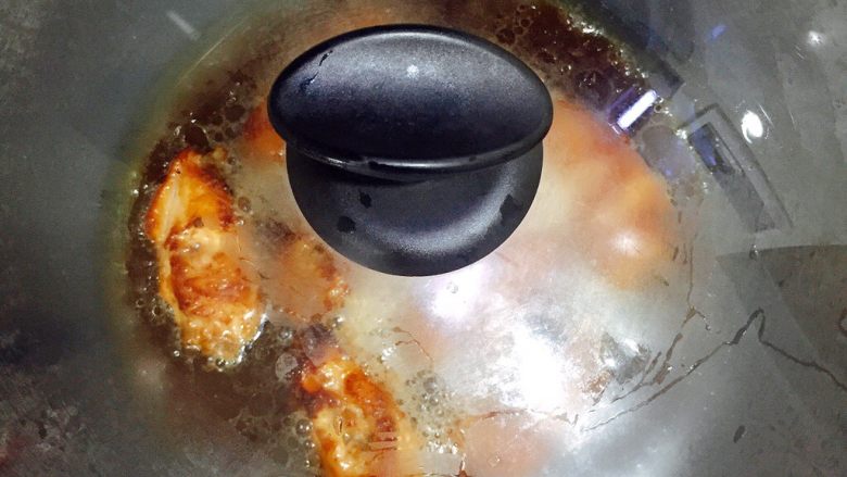 可乐鸡翅,重头戏2
一道美味的可乐鸡翅的成功秘诀就在于火候的把控，
当倒入可口去煮的时候，
一定要小火慢煮，既能入味还不会焦底。
（别问我怎么知道的！曾经因为没注意火用大火煮了完成品没人愿意吃的惨痛历史）