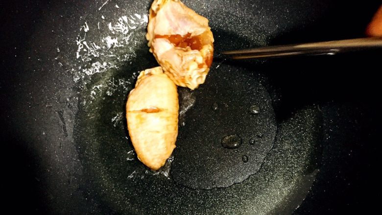 可乐鸡翅,热锅冷油
待油温上升少许则依次放入鸡翅
强调：
要注意鸡翅要一个一个放，不要一下子整盘鸡翅倒入锅哦！
单个下油锅鸡翅分离状态不容易粘糊
放入鸡翅时需要快速
否则第一个鸡翅面已经好了，第二个还不熟哦！
这个技巧，别说我不告诉你。
