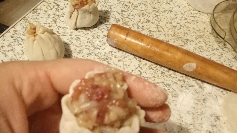 海鲜味道早点烧麦,顺着糯米团转圈圈,只要把最上面的皮贴牢糯米,不让糯米散开就好了。