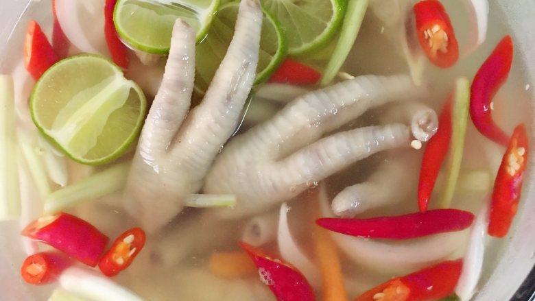 柠檬酸辣鸡爪+#美食拔草大作战#,如果觉得味道够了,就盖好盖子,放入冰箱,1天这样,OK啦。如果2天更好吃哦。盐,柠檬汁要放多点,不然不入味!