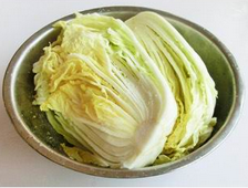 #美食拔草大作战#+韩国泡菜,白菜去根,除外面的老叶子,洗净,横切开