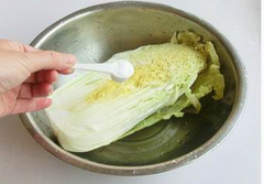 #美食拔草大作战#+韩国泡菜,在盆内均匀的给白菜撒上盐,腌制12小时(腌制时间与放入的盐多少来定,腌至<a style='color:red;display:inline-block;' href='/shicai/ 113'>大白菜</a>软为止)