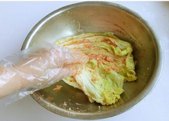 #美食拔草大作战#+韩国泡菜,带上手套,将辣椒糊均匀的抹在白菜上,每一片都要抹匀