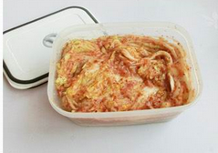 #美食拔草大作战#+韩国泡菜,将泡菜放入无油、无水的密封容器里,再放入冰箱,发酵3-5天即可
