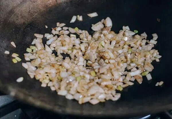 牛肉炒米饭,炒洋葱，