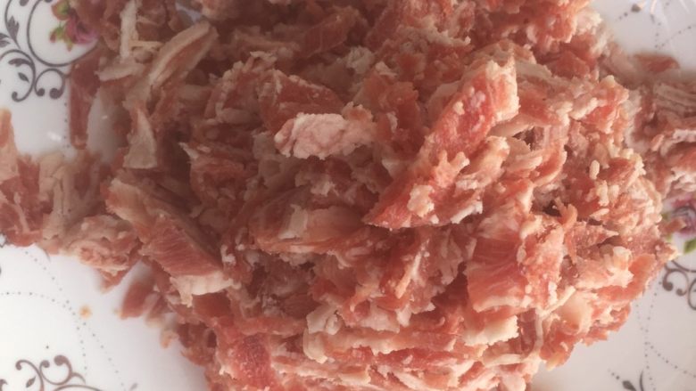 木耳肉酱,羊（猪）肉切块，
