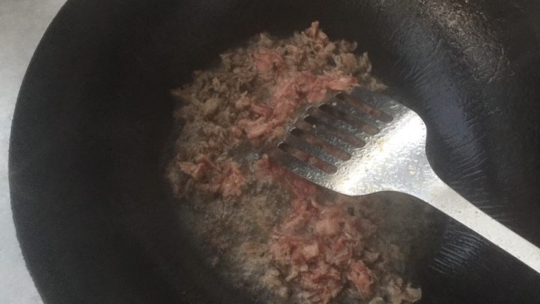 木耳肉酱,加入适量油将肉煸炒同时加入适量酱油