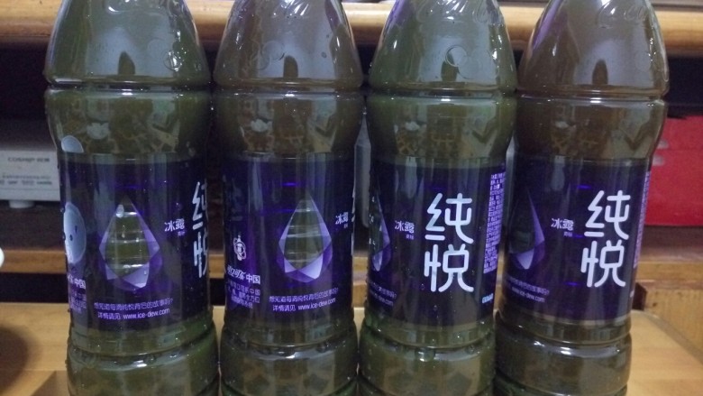 乌饭,我一共理了1.6斤的干净的,新鲜的乌饭叶子,一共打出来6瓶的样子。