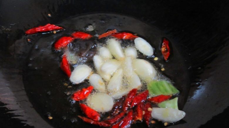 洋葱爆腰花,热锅注入油烧至6分热,放入蒜瓣、辣椒、<a style='color:red;display:inline-block;' href='/shicai/ 2800'>生姜</a>炸出香味