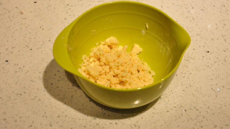 蓝莓爆浆麦芬,用手搓成小粒,放入冰箱冷藏备用。