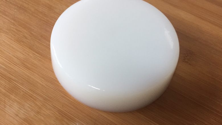 自制爽滑凉粉,倒扣在刀板上,是不是像一个吸顶灯。