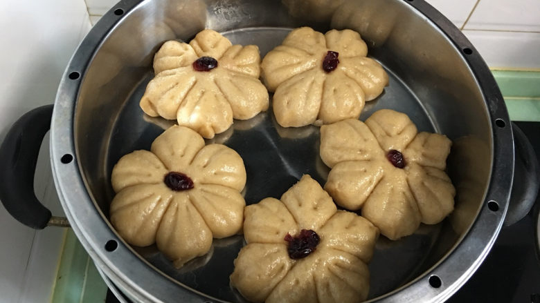 红糖花朵馒头,醒发后冷水上锅蒸25分钟,蒸好闷5分钟后再掀盖。