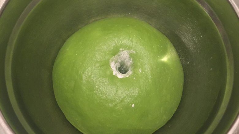 黄桃奶酪抹茶包,手沾面粉插入面团,不塌陷不回缩即发酵完成
