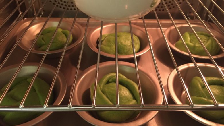 黄桃奶酪抹茶包,烤箱启动发酵功能,设置38度,50分钟