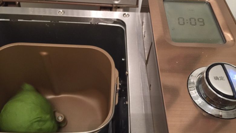 黄桃奶酪抹茶包,将除黄油以外的所有面包材料放入面包机内,启动和面程序,20分钟