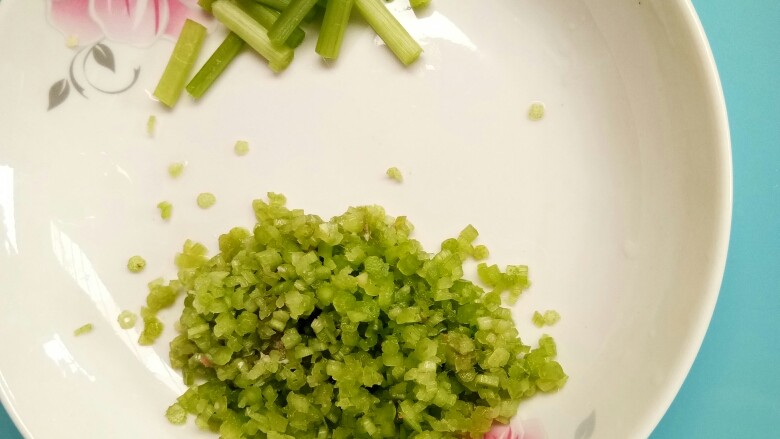 酿南瓜花,把一部分花梗切段,另一部分切碎。