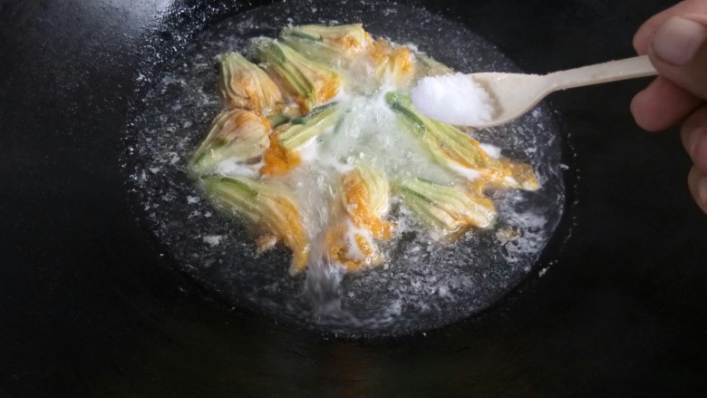 酿南瓜花,锅中加适量水烧开,加少许花生油下入酿好的南瓜花,煮至花朵稍稍浮起,加入盐调味即可出锅。