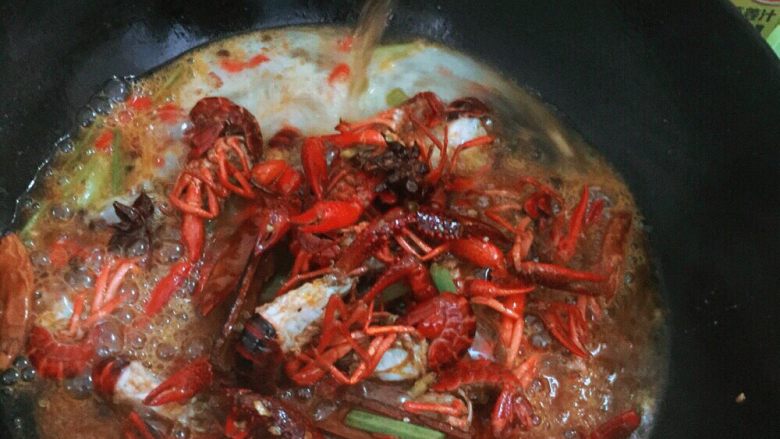 自制麻辣小龙虾,翻炒均匀,放盐啊 味精 酱油 加点花椒粉 继续翻炒均匀 加<a style='color:red;display:inline-block;' href='/shicai/ 897'>啤酒</a> 一瓶倒完 锅盖盖住 大火烧开 转小火焖至水分一半 再转中火收汁 (过程中不要经常打开 ,小火大概焖10分钟吧! 中火收汁听到油溅在锅边呲呲的声音就差不多了