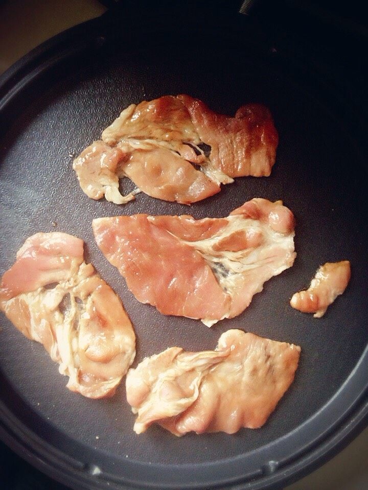 梅花肉煎土豆,平底锅不用再另外加油,肉片带着酱汁直接煎,直到两面一点点焦,先起锅装盘