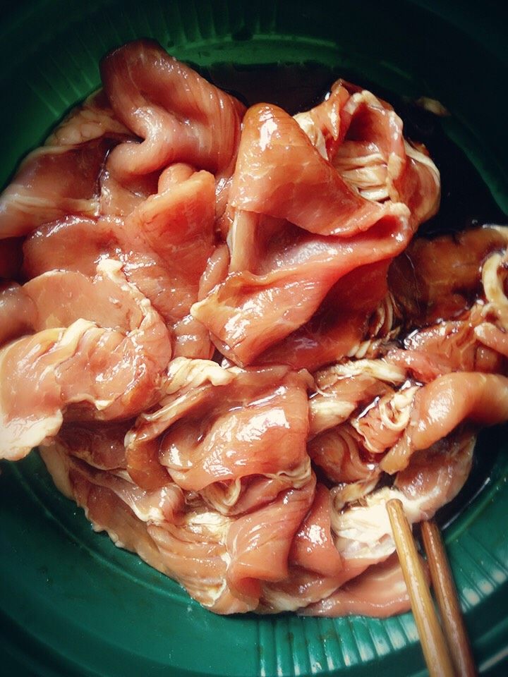 梅花肉煎土豆,将三分之二的酱汁倒入梅花肉,腌制两小时