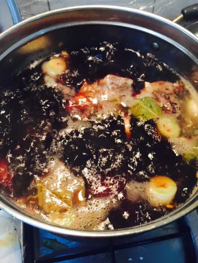 酱脊骨,加入除盐外的料及骨头，（我用的锅蒸发大，所以放的水比较多），大火烧开后，小火煮一个小时，放入盐再闷10分钟，收汁即可。