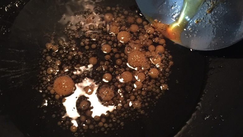 酱脊骨,锅里放油，四分热后放入冰糖，小火待冰糖化开，并起泡后加入开水