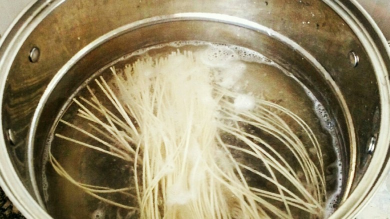 鲜香素炒面,烧一锅开水下入面条。