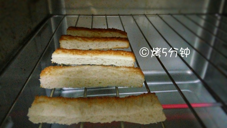 法式薯泥配鲜虾香脆面包,放入180℃的烤箱,烘烤5分钟。