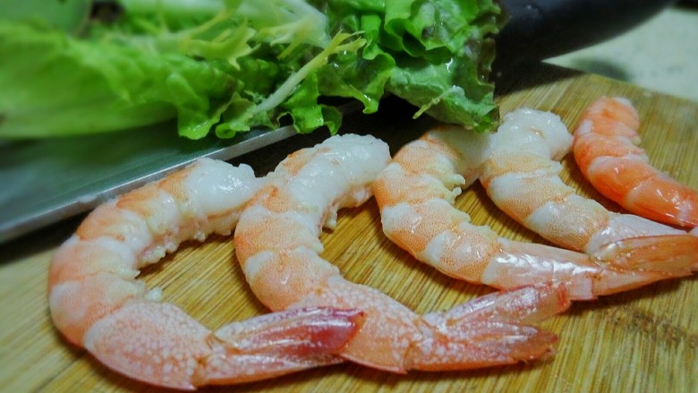 法式薯泥配鲜虾香脆面包,青虾去头去壳留尾巴,之后清洗干净备用。