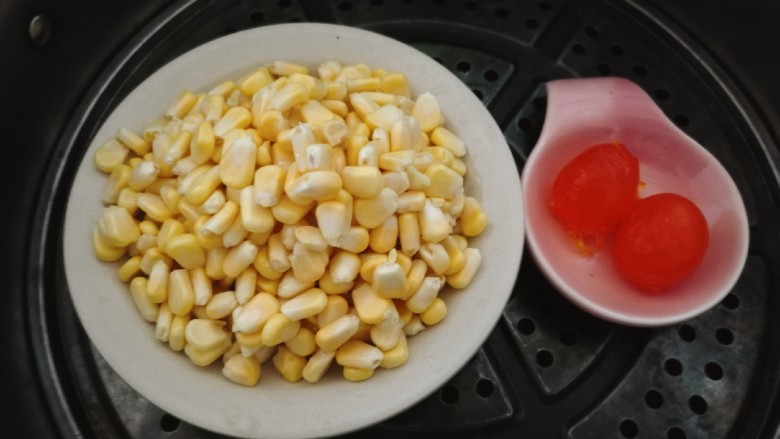金沙玉米粒,玉米粒和咸蛋黄上蒸锅,水开后蒸大约7-10分钟。直到玉米粒和咸蛋黄熟透。