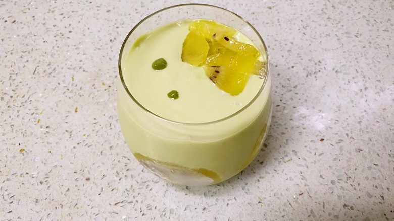 奇异果抹茶酸奶杯,倒入全部抹茶酸奶,在表面摆放一些奇异果粒,再点入两滴抹茶酸奶酱。