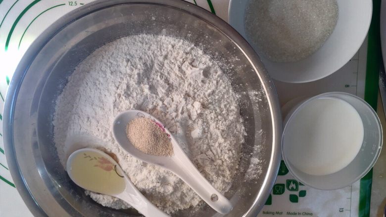 甜软白馒头,(300g面粉大约能做12-15个拳头大的馒头,如果家里人多,就把我上面的材料每样都添2倍的量。)把面粉,糖,<a style='color:red;display:inline-block;' href='/shicai/ 219'>牛奶</a>,<a style='color:red;display:inline-block;' href='/shicai/ 140122'>玉米油</a>,酵母粉,通通倒进盆里混合,酵母粉不要和糖放在一起,要分开,糖放面粉左边,酵母就放面粉右边。