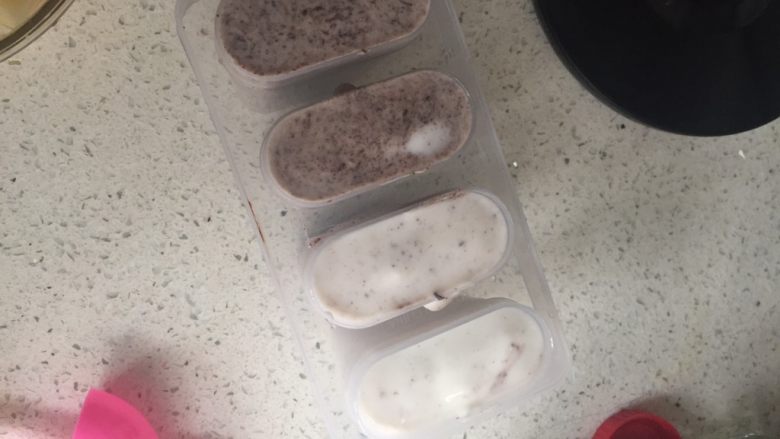 自制低脂黑巧酸奶冰棒,依次倒入冰棒盒，我做了两个黑巧两个纯酸奶，倒入过程中随机丢几个<a style='color:red;display:inline-block;' href='/shicai/ 591'>苹果</a>粒，看你喜欢的成都来，水果也可以替换其他的，能把水果打碎跟酸奶一起搅拌会更好。