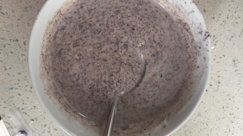自制低脂黑巧酸奶冰棒,把融化好的黑巧里倒入酸奶，因为酸奶是冰的，所以黑巧有点颗粒状，虽然不美观，但是味道还是好，下次我做黑巧牛奶的，颜色会美一点。