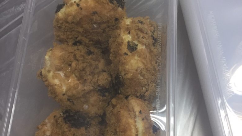 肉松小贝,无法食用完的小贝装盒置冰箱冷藏保存。