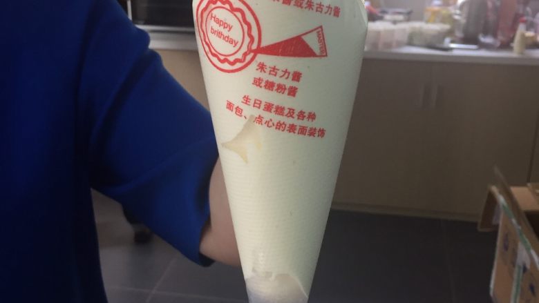肉松小贝,将三分之一的蛋清拌入蛋黄糊中拌匀后倒入蛋清中切拌均匀，将蛋糊放置裱花袋中。