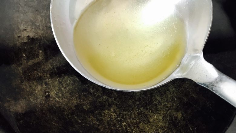 宫保鸡丁,锅中少许油