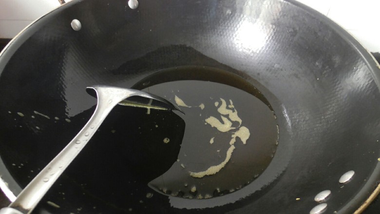 香辣螺蛳,螺蛳清理完毕后,锅子里倒入食用油,然后将油烧热
