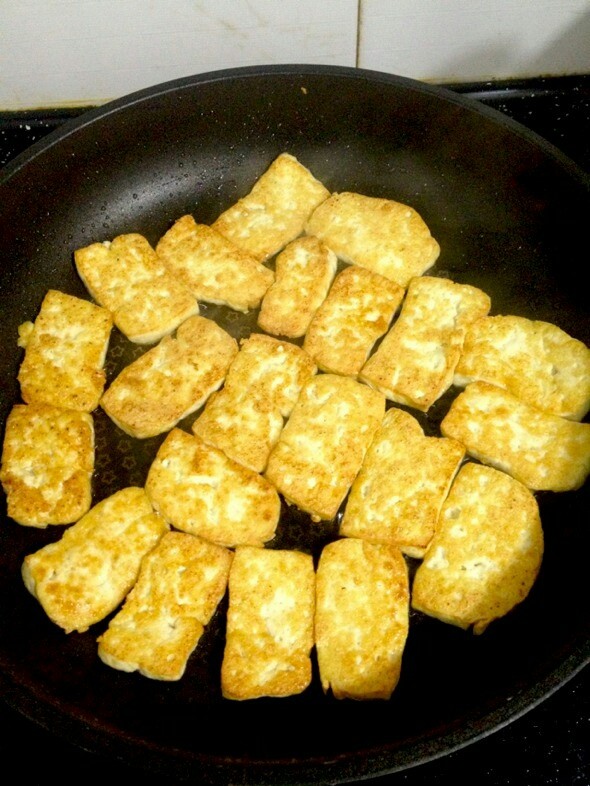 香煎臭豆腐,第一步呢就是，把买回来的豆腐切成片，记住不要切的太薄，也不要，太厚，太厚煎不透，太薄容易碎，就正常我们用的打火机那么够就行，哈哈我实在没有想到用什么东西给你们当参照物了，见谅哈😄，锅中放入油，记住煎东西，和炸东西，锅中不能有水，一定要把，锅的水用抹布擦掉，这样就不用担心做饭的时候不会被油烫到，油呢不漫过豆腐，油在豆腐一半就行，油半热时候把豆腐放入锅中，新手呢小火慢煎，煎的过程中一定要，多晃一晃锅锅中，翻一翻豆腐，这样不容易沾锅。