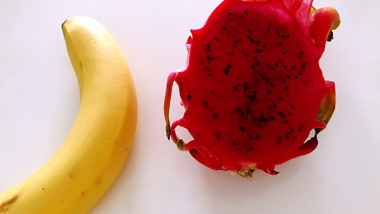 火龙果香蕉对称思慕雪,准备好的食材,原谅<a style='color:red;display:inline-block;' href='/shicai/ 885'>酸奶</a>没出镜。
