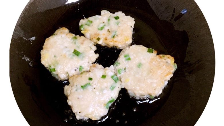 鱼饼,锅加热,到油,用勺子舀一勺到锅里,压平(没有用磨具样子有点难看)。