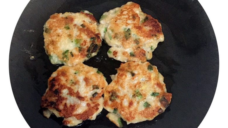 鱼饼,一面煎好后换面在煎,直到煎熟即可。
