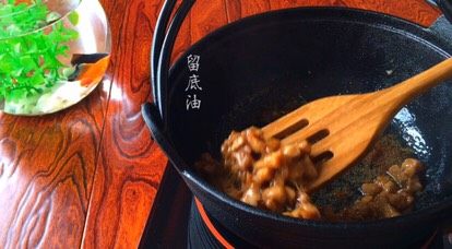 蚝油杂蔬炒肉米,留底油 装出备用