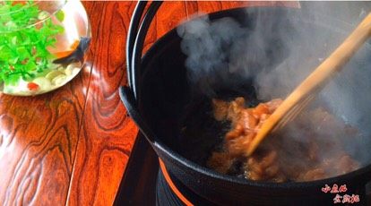 蚝油杂蔬炒肉米,翻炒变色