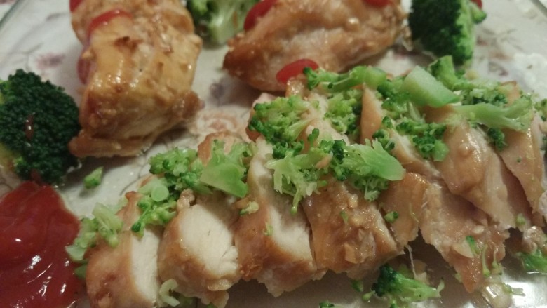 香烤鸡胸肉,可以吃了啊,因为有蒜和姜的香气,超级香。(这是没切片烤的图片)