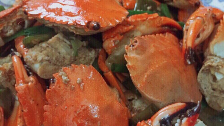 香辣蟹(简单快捷方便),这是成品图,蟹钳里面都入味了,好吃到根本停不下来!一般吃过蟹之后,盘里还有很多油和辣椒,不怕辣的像我一样的,我会把剩饭放里面炒,也超级香,说着都流口水了,特别下饭!我也尝试过炒面,把面煮好放里一起炒,加点生菜!但是我还是觉得炒饭香,因为每粒米饭上都是辣椒和蟹的味道,刺激味蕾大爆炸!