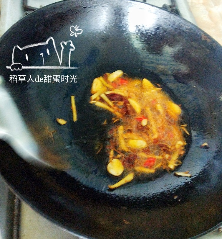 辣炒花蛤,翻炒至颜色焦黄,加入花蛤。